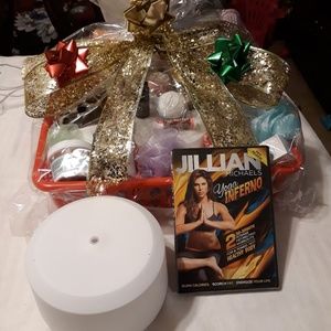 Woman's 30 PC Spa Gift Basket With Oil Defuser